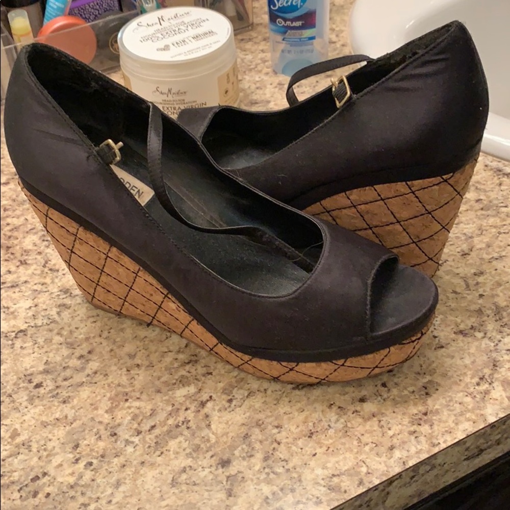 Black wedges